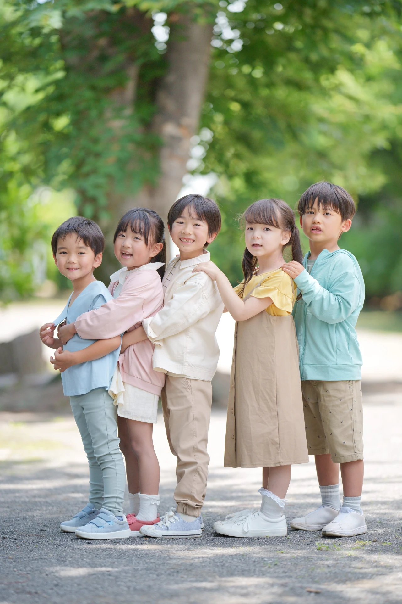 緑の中で並ぶ五人のお子さま
