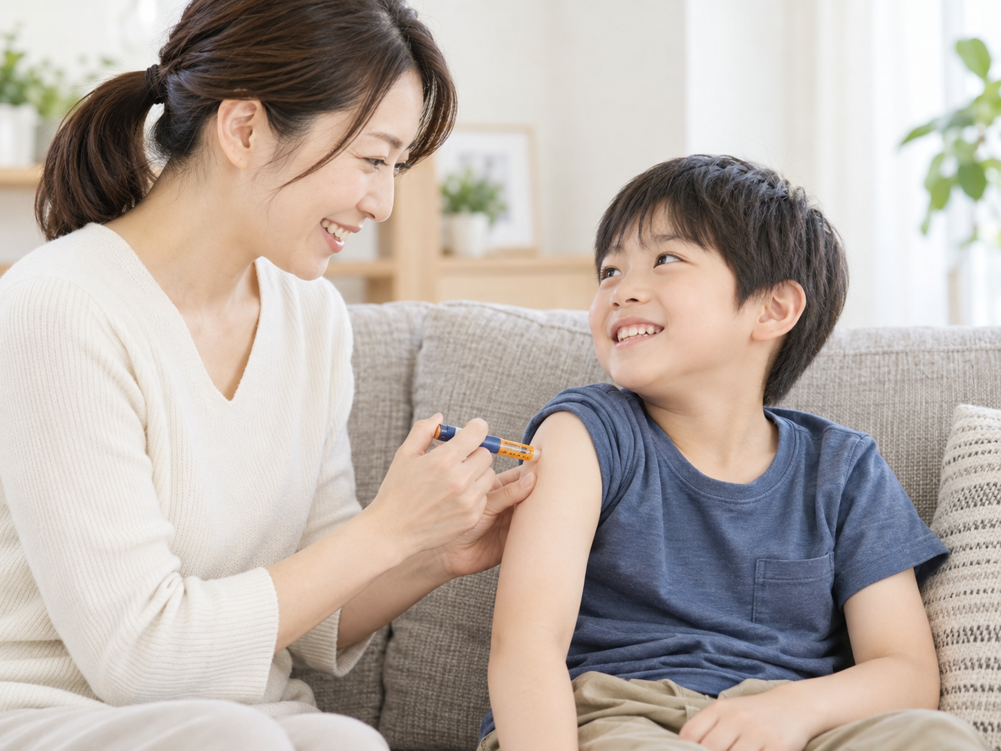 自宅で保護者がお子さまの注射をサポートするイメージ